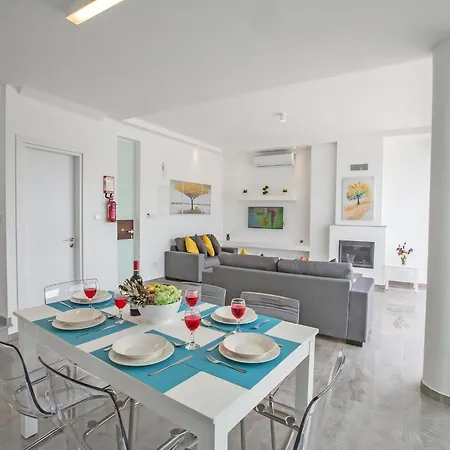 Olive Bronze, Luxurious 2bdr With Pool, Close To Strip And Villa
