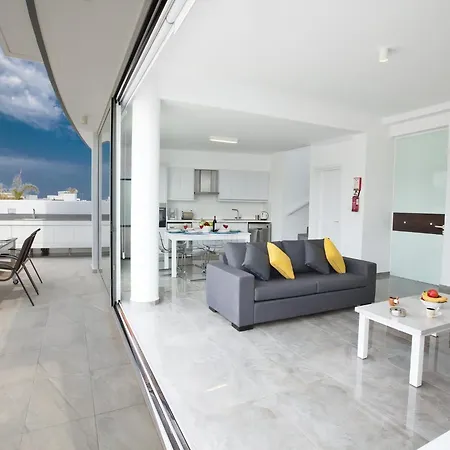 Olive Bronze, Luxurious 2bdr With Pool, Close To Strip And Villa