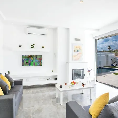 Olive Bronze, Luxurious 2bdr With Pool, Close To Strip And Villa *